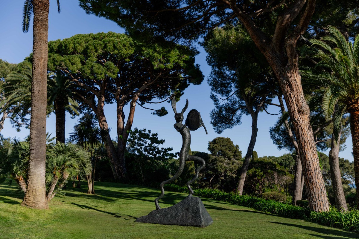 Barry Flanagan, Large Left-Handed Drummer, 2006, photo: Nicolas Lehni courtesy of von Bartha
